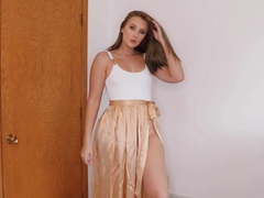 Hannah Garske dress try on